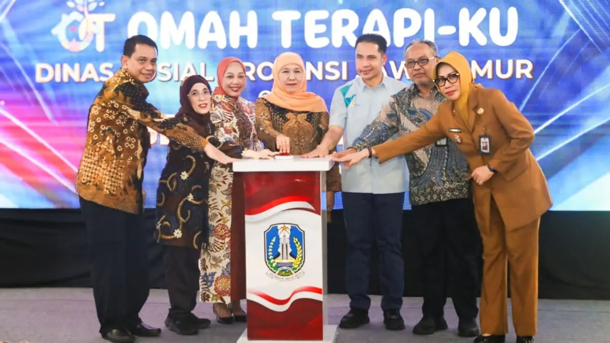 Gubernur Jatim Khofifah Indar Parawansa saat meresmikan Omah Terapi-KU di UPT PPSAB Sidoarjo, Selasa (19/5). (HUMAS PEMPROV JATIM)