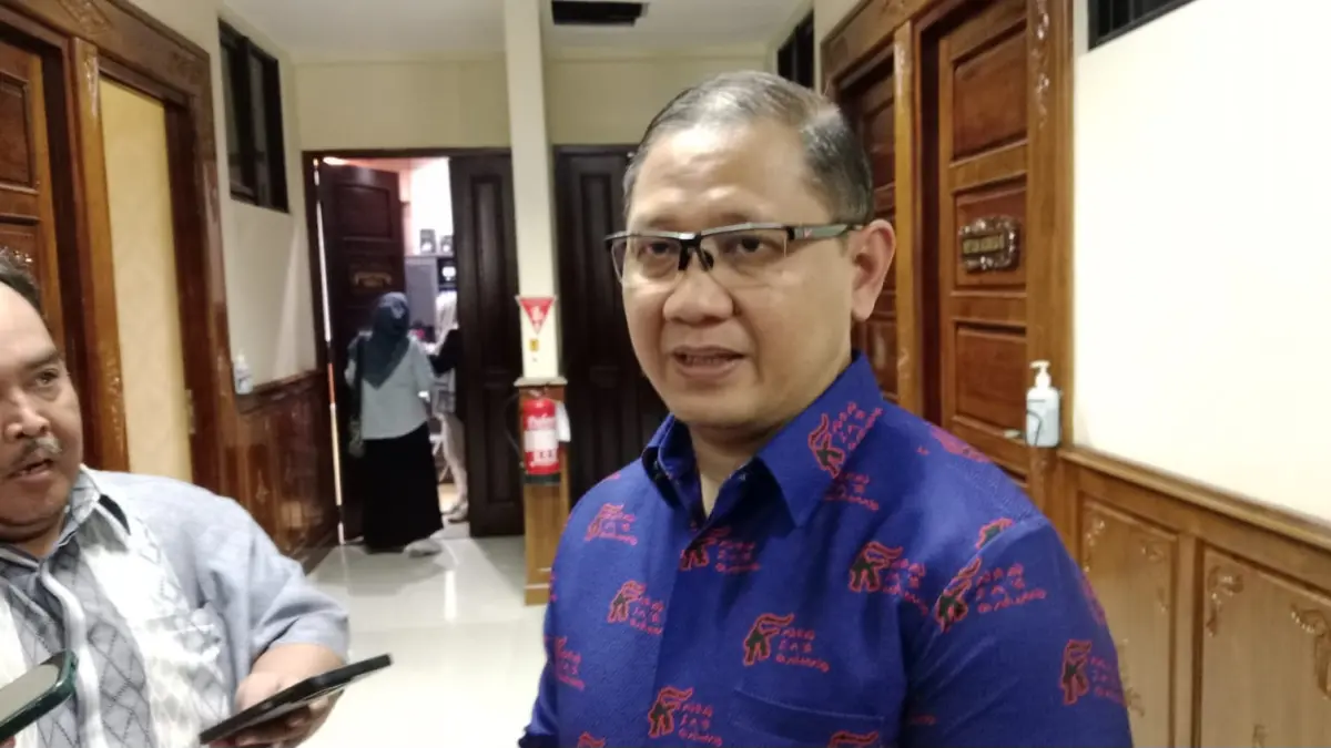 KEPASTIAN: Kepala Dindik Jatim, Aries Agung Paewai, pastikan guru honorer tetap mendapat gaji hingga akhir 2026.(IST/RADAR SURABAYA)