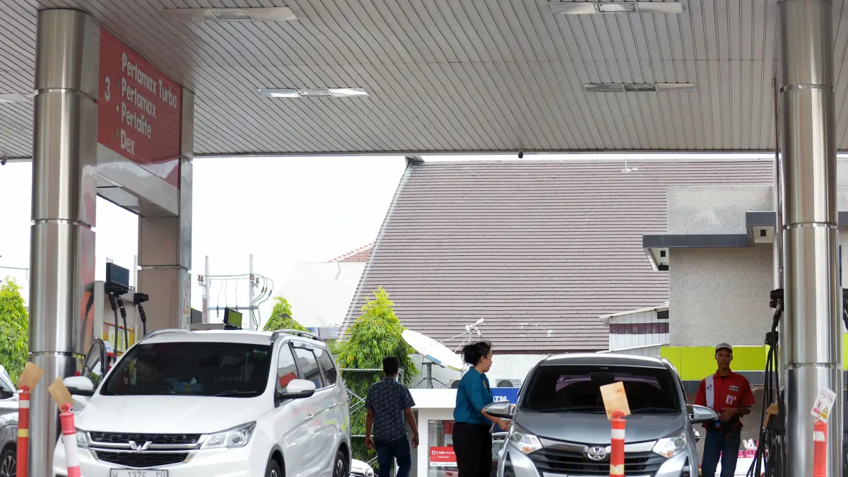 Konflik di Timur Tengah membuat pemerintah mengevaluasi kembali beban subsidi bahan bakar minyak. (ANDY SATRIA/RADAR SURABAYA)