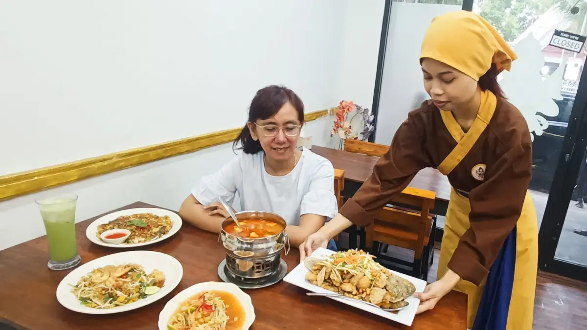 Menu Thailand identik dengan makanan laut, sayuran, hingga buah-buahan segar. (ANDY SATRIA/RADAR SURABAYA)

&nbsp;