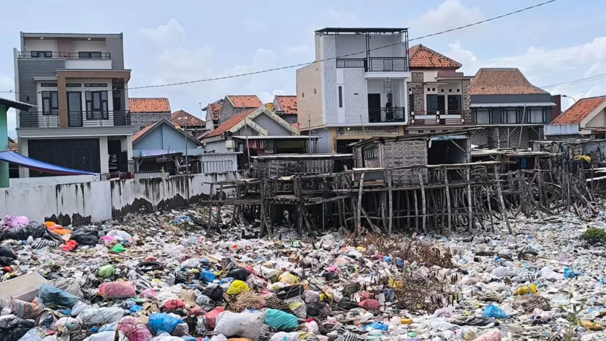 Pemandangan di pesisir Desa Branta,&nbsp; Tlanakan, Pamekasan, yang terlihat kumuh dan penuh sampah. (Kompas.com)