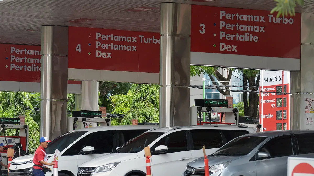 Pembatasan BBM bersubsidi kemungkinan diterapkan pemerintah gara-gara konflik Timur Tengah. (ANDY SATRIA/RADAR SURABAYA)