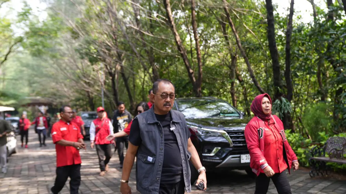 PESISIR: Ketua DPC PDI Perjuangan Surabaya, Armuji, melihat langsung kondisi mangrove di pesisir Surabaya. (IST/RADAR SURABAYA)