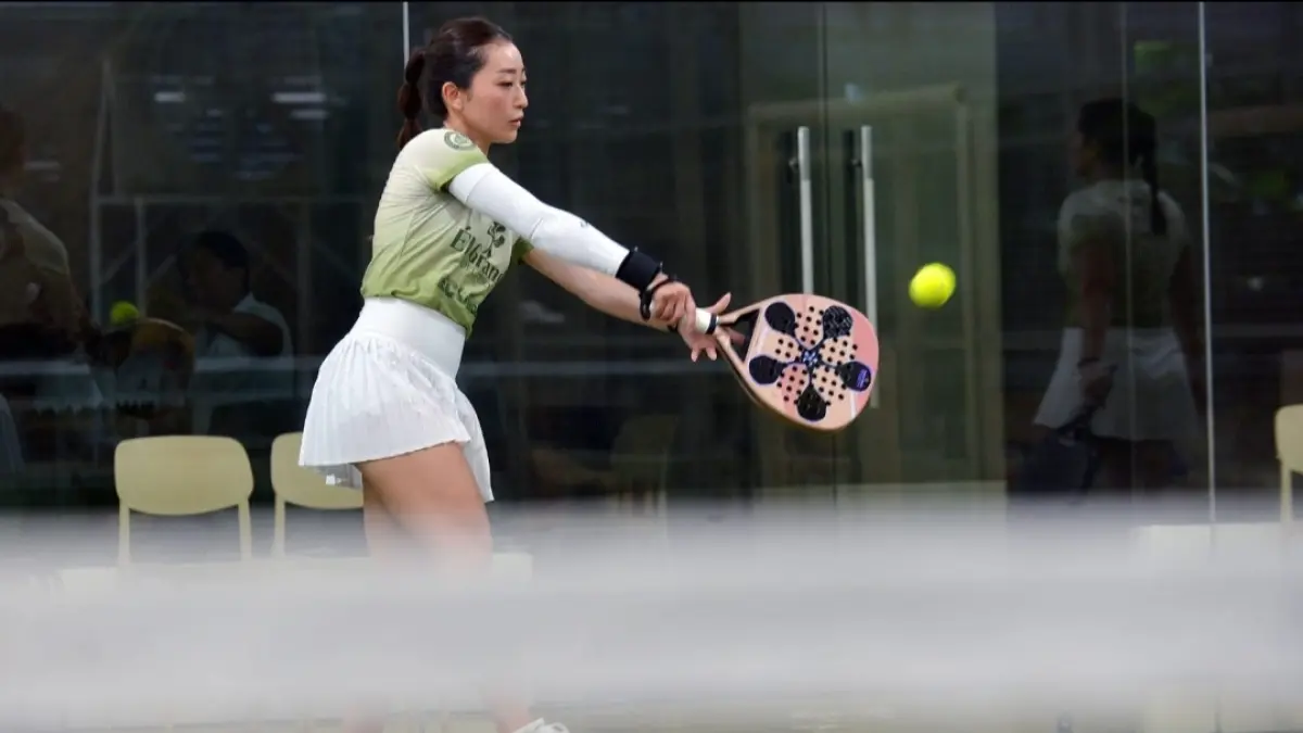 Salah satu peserta turnamen padel, yang digelar di El Grande Padel Resort Surabaya, Jumat (22/5). Turnamen yang digelar untuk Amatir tersebut, juga melibatkan usia dini yang bertujuan untuk pembibitan atlet. (Andy Satria) 