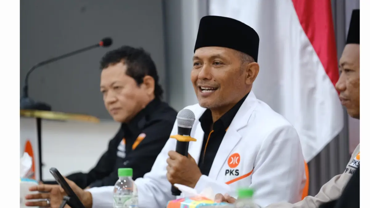 SOSIAL: Ketua DPW PKS Jatim, Bagus Prasetia Lelana, menargetkan bisa cetak 50 advokat melalui beasiswa PKPA.(IST/RADAR SURABAYA)