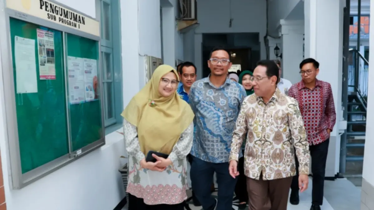 Wakil Menteri Kesehatan RI, dr. Benjamin Paulus Octavianus, Sp.P(K) (kanan) , saat berkunjung ke Fakultas Kedokteran Universitas Airlangga Surabaya.