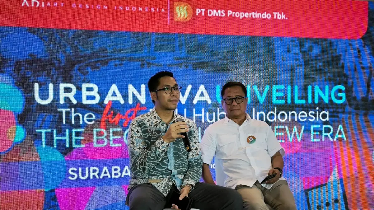 EDU HUB PERTAMA: Kemal Pratama (kiri) dan Tatang Sukmana menjelaskan rencana pengembangan mix use, Urbanova, yang mengusung konsep Edu Hub pertama di Indonesia. (Abdullah Munir/Radar Surabaya)