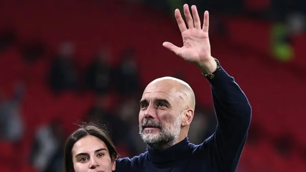 Pep Guardiola bersama putrinya, Maria Guardiola menyapa fans di Etihad Stadium. (Dailymail) 
