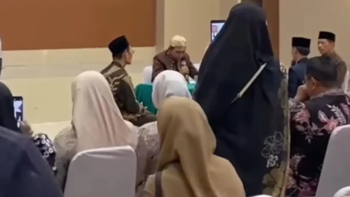 Acara pernikahan pasangan pengantin di Bekasi yang terlihat venue tak ada dekorasi dan makanan akibat tertipu Marwah Catering. (Instagram/@@lambe_turah)