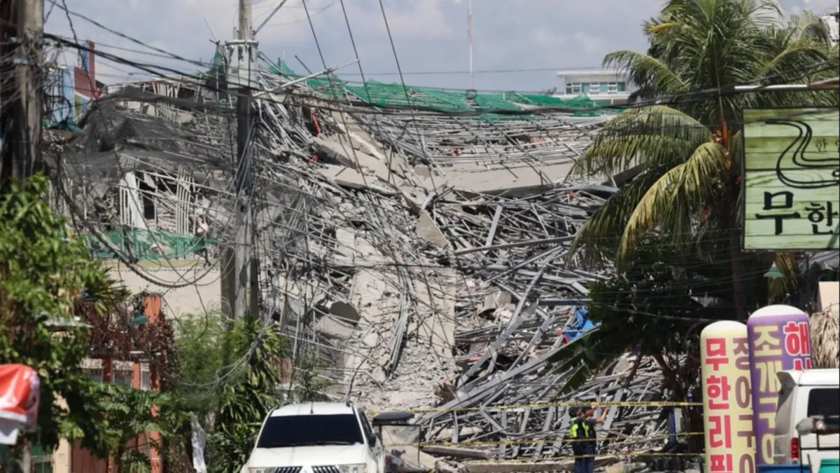 Bangunan 9 lantai yang sedang dalam pembangunan yang ambruk di Angeles City, Filipina, Minggu (24/5) dini hari. (AP)