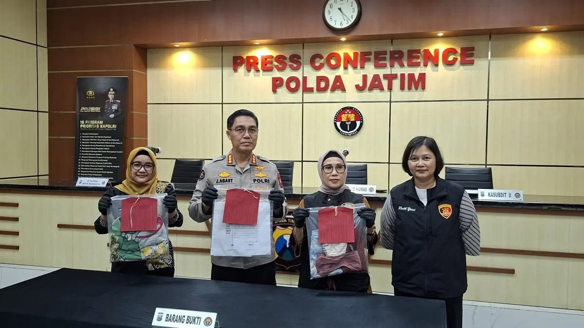BARANG BUKTI: Ditres PPA dan PPO Polda Jatim menunjukkan bukti yang disita dari tersangka ayah yiri yang merupadaksa anak kembar di Sukolilo, Surabaya. (MAHRUS/RADAR SURABAYA)
