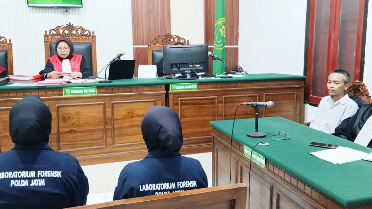 KESAKSIAN: Labfor Polda Jatim saat memberikan kesaksian terkait barang bukti sabu di PN Surabaya. Penasihat hukum curiga jika barang bukti itu garam.(IST/RADAR SURABAYA)&nbsp;