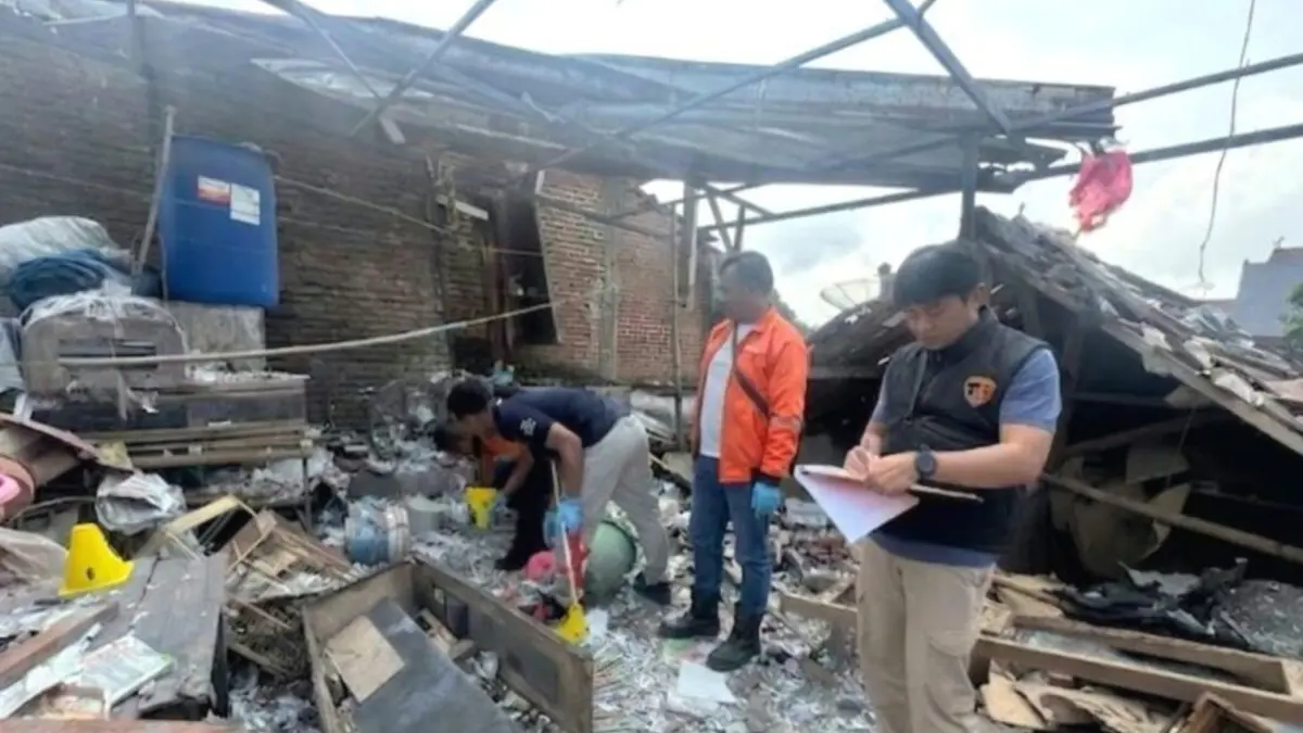 Kondisi rumah S, warga Desa Jenggolo, Kepanjen, Malang yang hancur akibat ledakan petasan. (ISTIMEWA)