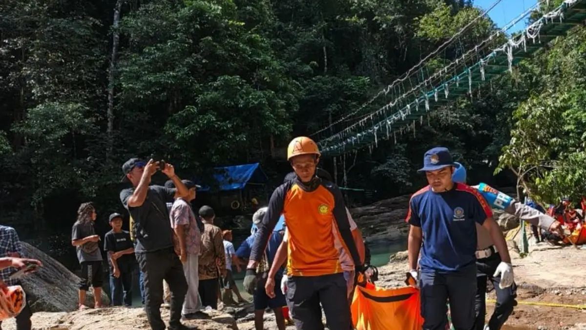 Proses evakuasi turis Austria yang tewas setelah jembatan gantung Air Terjun Cunca Wulang ambruk. (ISTIMEWA)