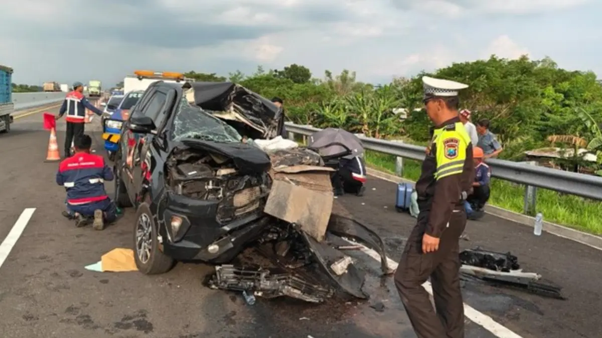 RINGSEK: Kendaraan yang ditumpangi &nbsp;Anggota DPR RI Muhammad Hilman Mufidi, yang kecelakaan di Tol Pasuruan-Probolinggo (Paspro) KM 834, Sabtu (23/5) sore. (ISTIMEWA)