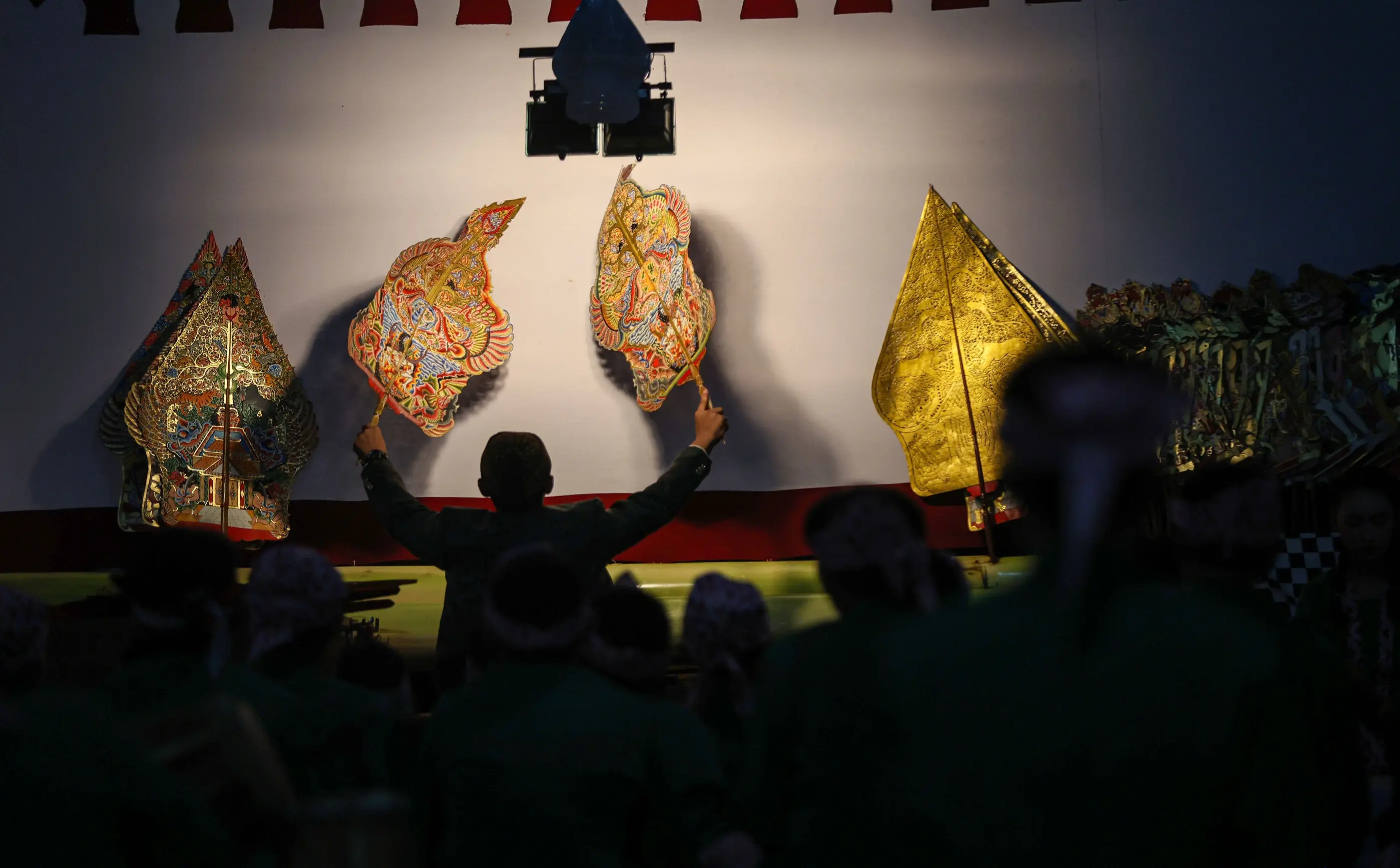 Selain ruwatan kota juga diadakan pagelaran wayang kulit. (HUMAS PEMKOT SURABAYA)