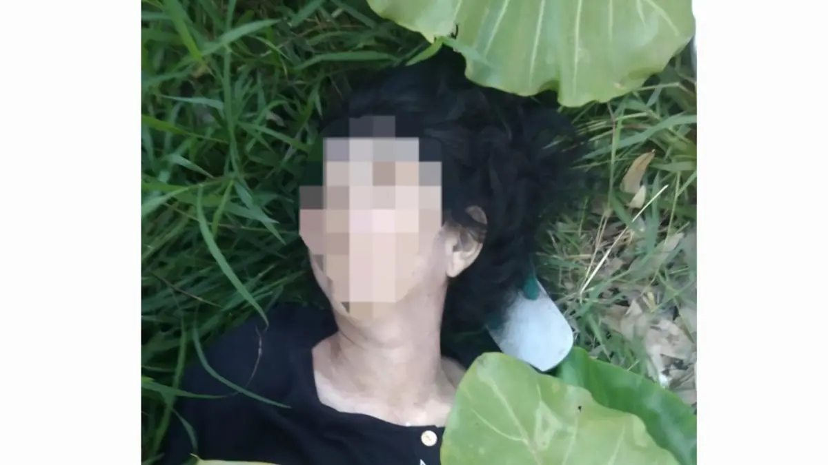 TERGELETAK: Perempuan berinisial LS awal Kusuma Bangsa, Surabaya, saat ditemukan tewas di pinggir Rel KA sekitar Flyover Aloha, Sidoarjo. (SURYANTO/RADAR SURABAYA)