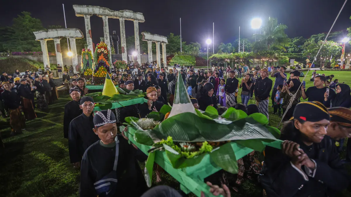 URI-URI BUDAYA: Acara ruwatan kota yang diselenggarakan di Tugu Pahlawan untuk HJKS ke-733, Sabtu (23/5) malam. (HUMAS PEMKOT SURABAYA)