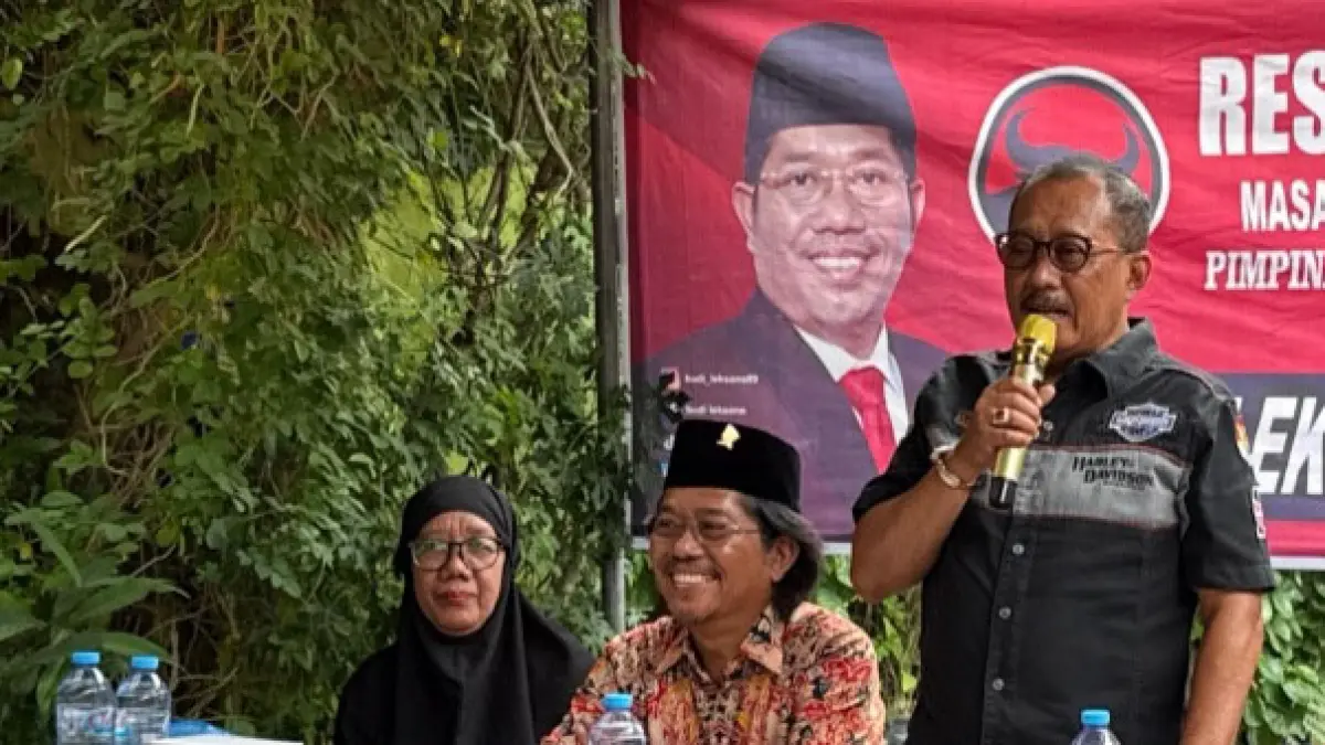 Anggota Komisi B DPRD Surabaya Budi Leksono (tengah) bersama Wawali Armudji (paling kanan) mendengar keluhan warga Tembok Dukuh. (IST)

&nbsp;