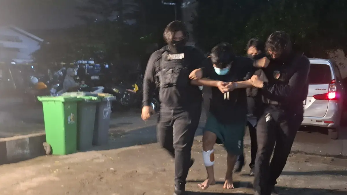 DIBOPONG: Pelaku curanmor MS ditembak kaki oleh Unit Reaksi Cepat Pemburu Begal Satreskrim Polres Pelabuhan Tanjung Perak usai beraksi di Surabaya.(IST/RADAR SURABAYA)