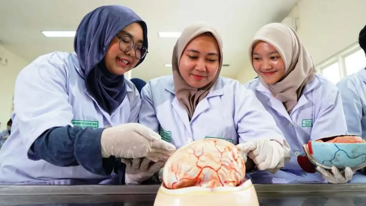 
FAKULTAS KEDOKTERAN: Suasana kegiatan perkuliahan di Fakultas Kedokteran UMSURA. Kampus tersebut membuka jalur nilai UTBK untuk Kedokteran dan Kedokteran Gigi.