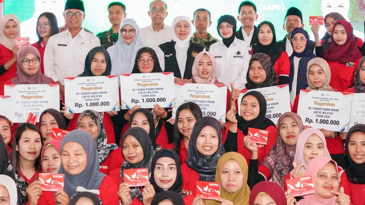 Gubernur Jatim Khofifah Indar Parawansa saat menyalurkan bantuan sosial dan tali asih untuk masyarakat Kota Kediri di Balai Kota Kediri, Sabtu (23/5). (HUMAS PEMPROV JATIM)