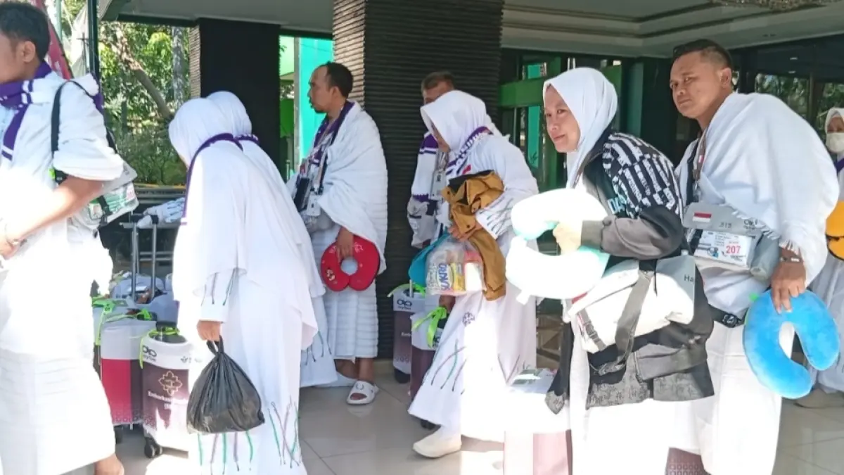Jemaah haji Embarkasi Surabaya saat proses pemberangkatan menuju Tanah Suci, Kamis (21/5). (Rahmat Sudrajat) 