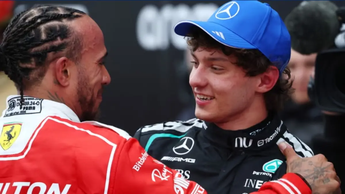 Kimi Antonelli (kanan) bersama Lewis Hamilton usai balapan di GP Kanada 2026.(The Guardian) 