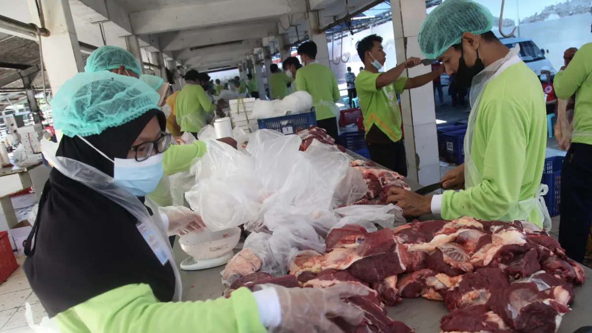 Menyimpan daging kurban dengan cara yang benar dapat membuatnya tidak cepat rusak dan tetap aman dikonsumsi. (SURYANTO/RADAR SURABAYA)