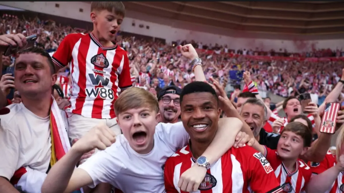 Reinildo rayakan sukses Sunderland bersama fans usai laga lawan Chelsea. (The Guardian) 