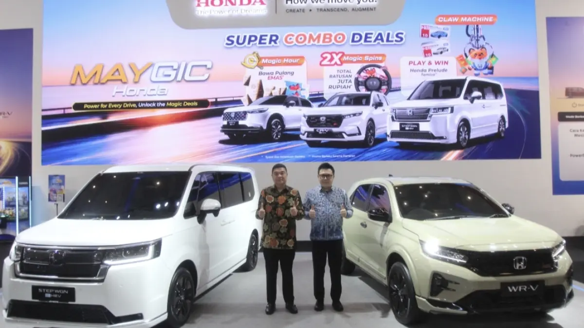 Ang Hoey Tiong (kanan) , Presiden Direktur Honda Surabaya Center bersama Director Honda Surabaya Center, Wendy Miharja saat pameran IIMS di Surabaya. (Abdullah Munir) 