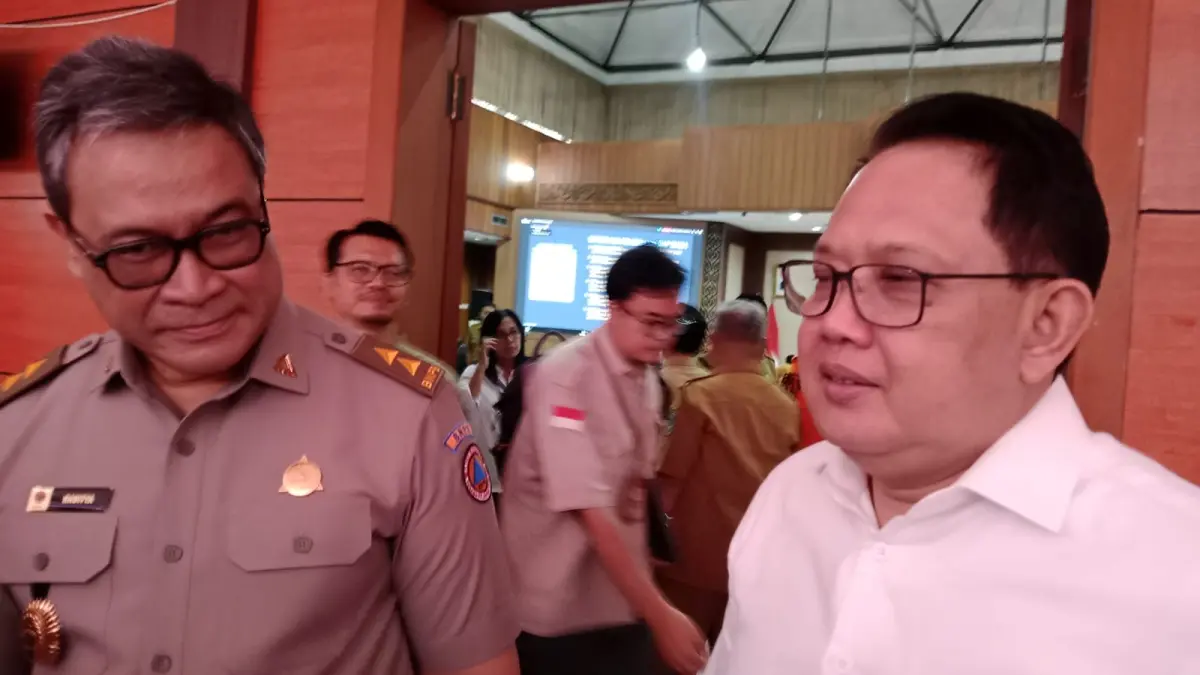 BERSAMA: Sekdaprov Jatim, Adhy Karyono (kanan) dan Deputi Bidang Sistem dan Strategi BNPB, Raditya Jati melihat Perda Penaggulangan Bencana bisa memabntu mitigasi dan perlindungan relawan.