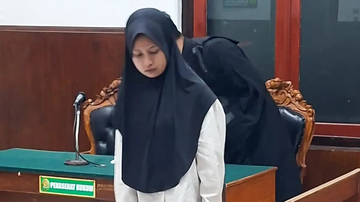 DIAMANKAN: Terdakwa Nur Hasanah saat sidang di PN Surabaya. Terapis spa ini didakwa mencuri uang temannya hingga Rp 1,2 Miliar.(IST/RADAR SURABAYA)