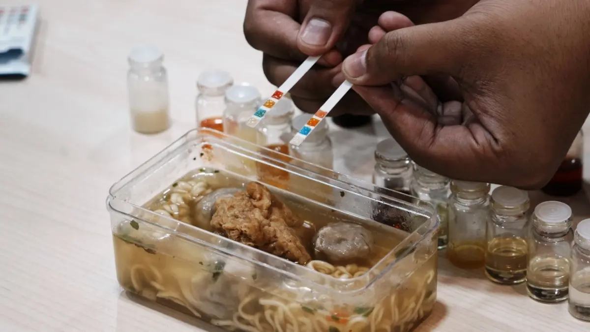 INOVATIF: Cara kerja strip test kit pendeteksi kandungan minyak babi yang dikembangkannya.