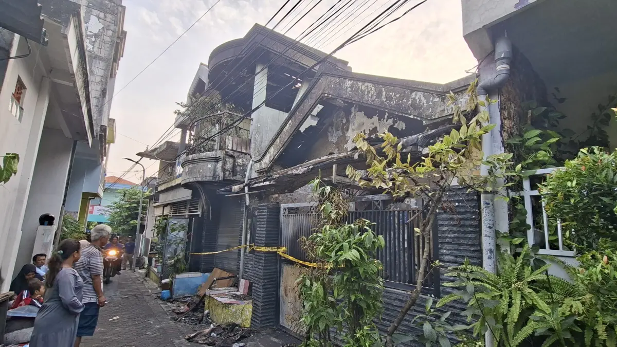 JADI PERHATIAN: Kondisi rumah di Jalan Banyu Urip Kidul Molin II B, Surabaya, usai kebakaran yang menewaskan dua penghuninya. (MAHRUS/RADAR SURABAYA)