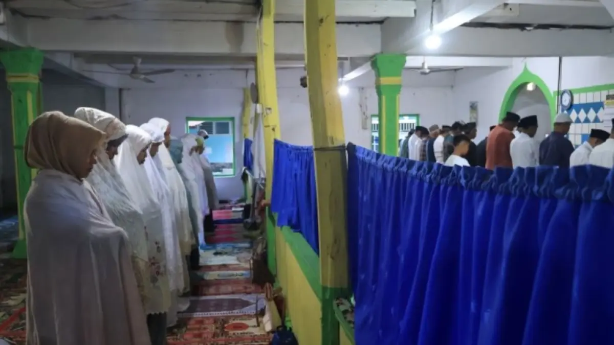 Jamaah Tarekat Naqsyabandiyah di Kota Padang, Sumbar melaksanakan Shalat Idul Adha 1447 Hijriah di Mushalla Surau Baru, Kecamatan Pauh, Selasa (26/5). (ANTARA/Muhammad Zulfikar) 