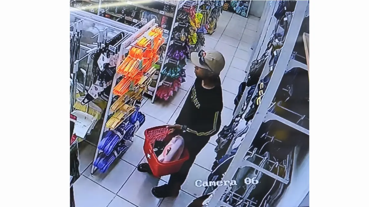 TAK SADAR: Pengutil terekam CCTV saat beraksi mencuri barang di minimarket Jalan Ketintang, Surabaya. (IST/RADAR SURABAYA)