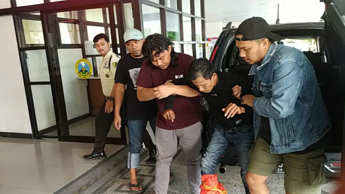 TEGAS: Salah satu pelaku begal di Pasuruan yang ditangkap Unit Reaksi Cepat Pemburu Begal Subdit III Jatanras Ditreskrimum Polda Jatim. (IST/RADAR SURABAYA)
