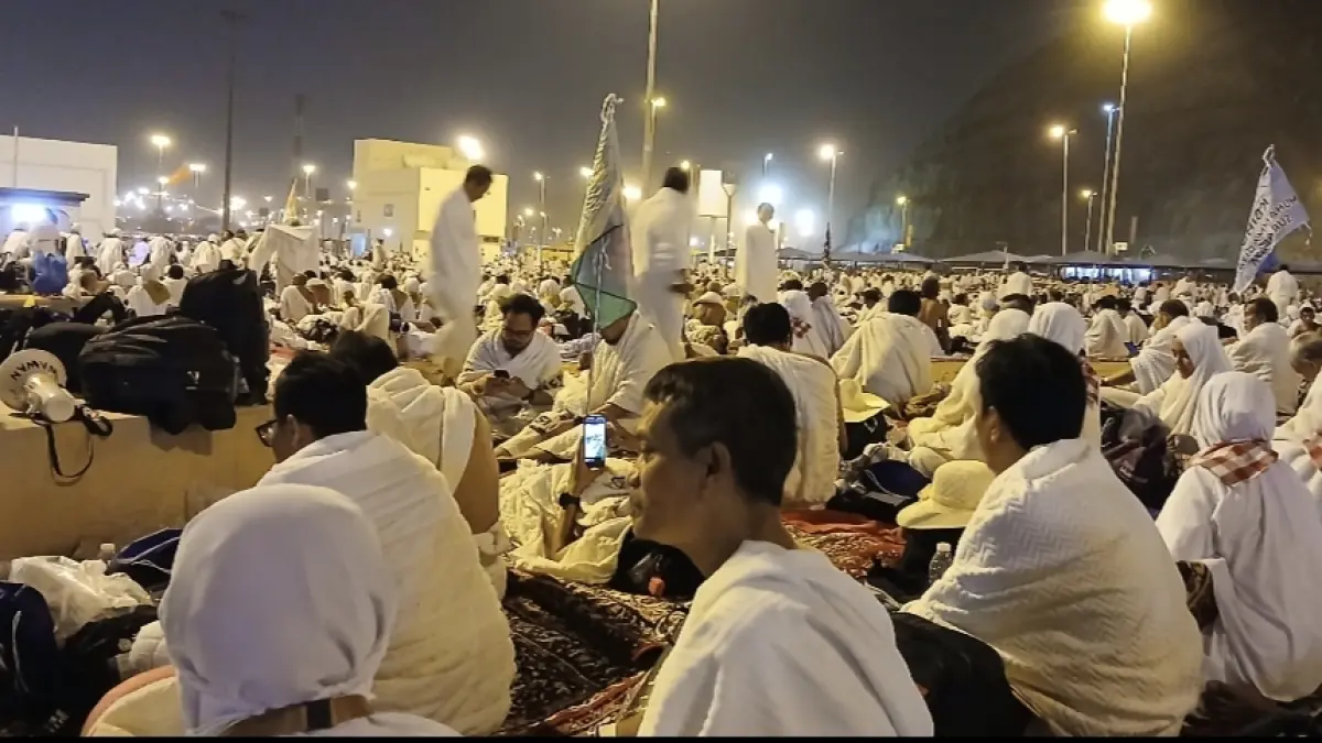 Bermalam di Muzdalifah beralaskan sajadah, tempat manusia belajar tentang kesederhanaan, kesabaran, dan kedekatan kepada Sang Pencipta. (Rahmat Adhy Kurniawan) 