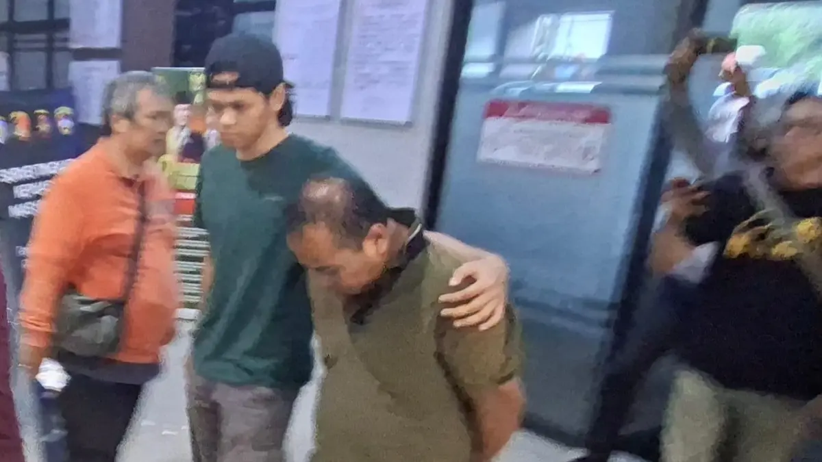 DIRINGKUS: Pelaku penadah motor hasil begal di Pasuruan yang diamankan Unit Reaksi Cepat Polda Jatim.(MAHRUS/RADAR SURABAYA)