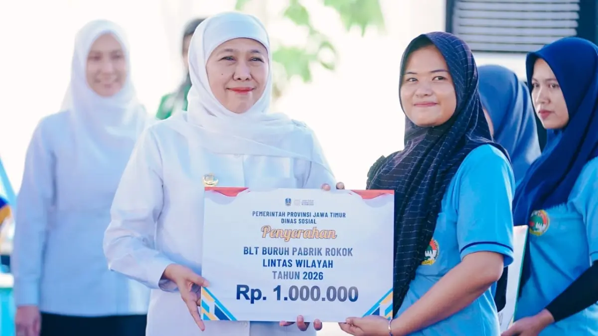 Gubernur Jatim Khofifah Indar Parawansa saat menyalurkan BLT DBHCHT Tahun 2026 di PT Kareb Alam Sejahtera MPS Dander Desa Ngumpak, Bojonegoro, Senin (25/5). (HUMAS PEMPROV JATIM)