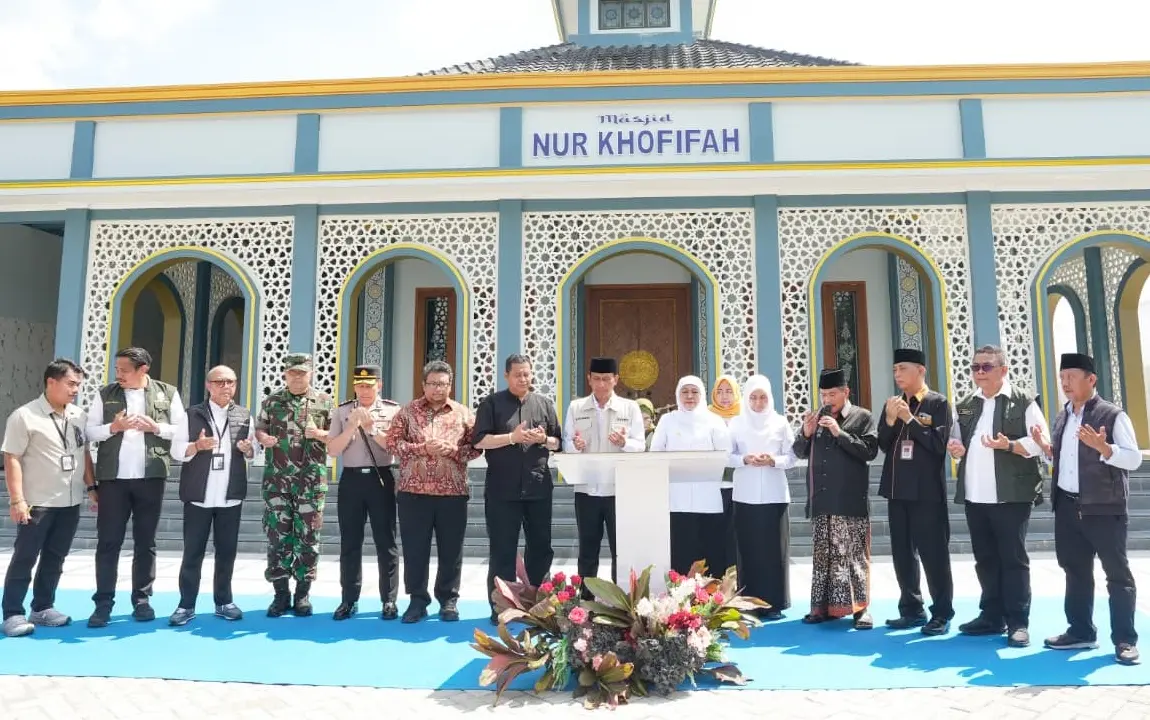 Gubernur Jatim Khofifah Indar Parawansa saat meresmikan Masjid Nur Khofifah di PT Kareb Alam Sejahtera. (HUMAS PEMPROV JATIM)