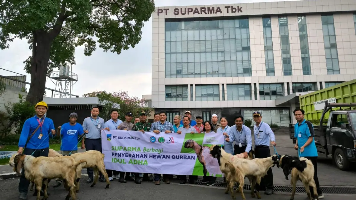 INDAHNYA BERBAGI: Wahyu Kristyawan (tengah baju kotak) bersama perwakilan masyarakat yang menerima bantuan hewan kurban dari PT Suparma Tbk untuk menyambut Hari Raya Idul Adha 2026. (M. Afiq Firdaus/Radar Surabaya)