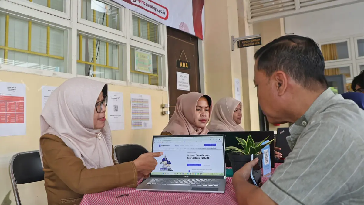 PELAYANAN PRIMA: Posko SPMB Surabaya di sekolah-sekolah menjadi jujugan orang tua murid untuk bertanya terkait pendaftaran.(IST/RADAR SURABAYA)