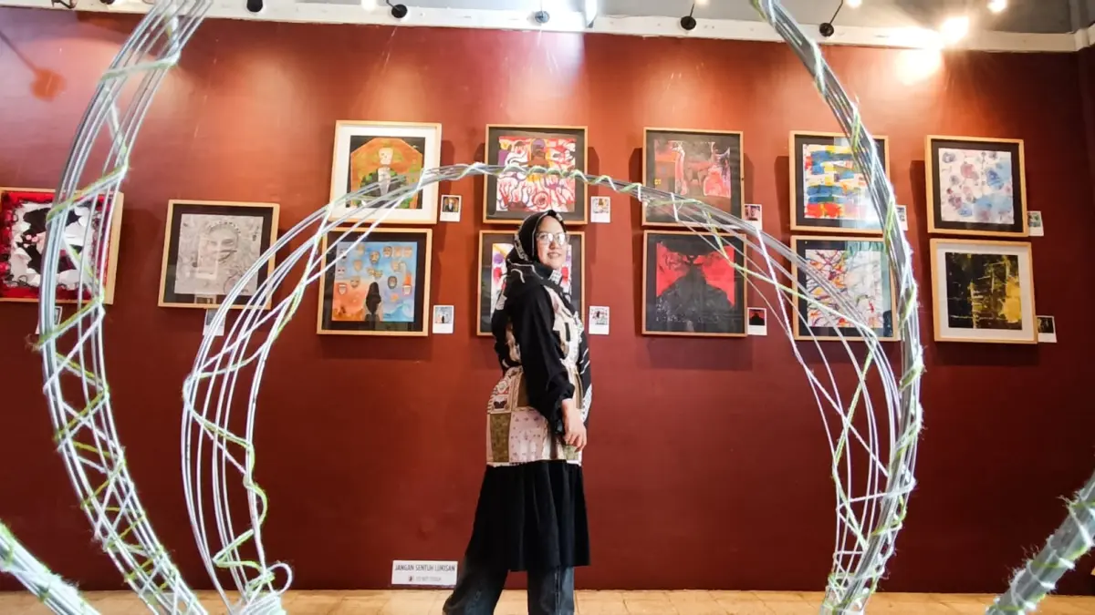 Pengunjung mengamati sejumlah lukisan &nbsp;karya siswa SMPN 18 Surabaya yang dipamerkan di Galeri Merah Putih. (Andy Satria/Radar Surabaya)