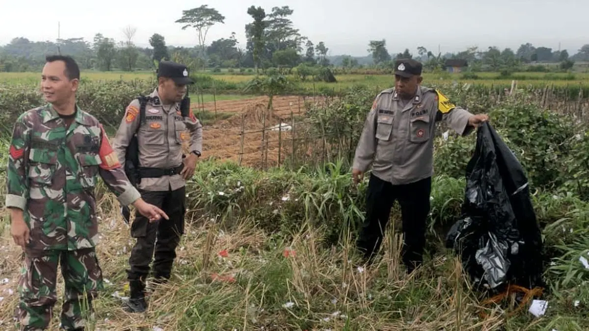 Polisi berada di lokasi ledakan petasan dari balon udara di Desa Tambakan, Gandusari, Blitar. (IST)