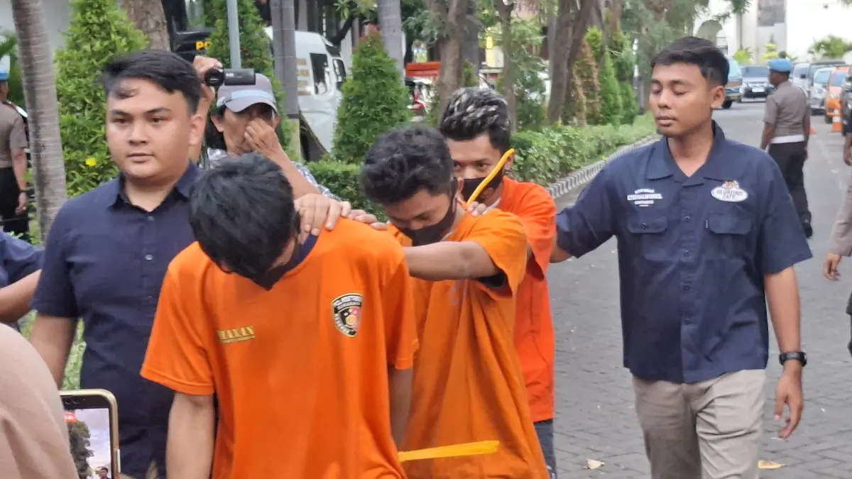 TAK BERKUTIK: Komplotan pelaku curanmor yang menggunakan air soft gun mengaku membuat kunci T dan pembuka sendiri.(MAHRUS/RADAR SURABAYA)