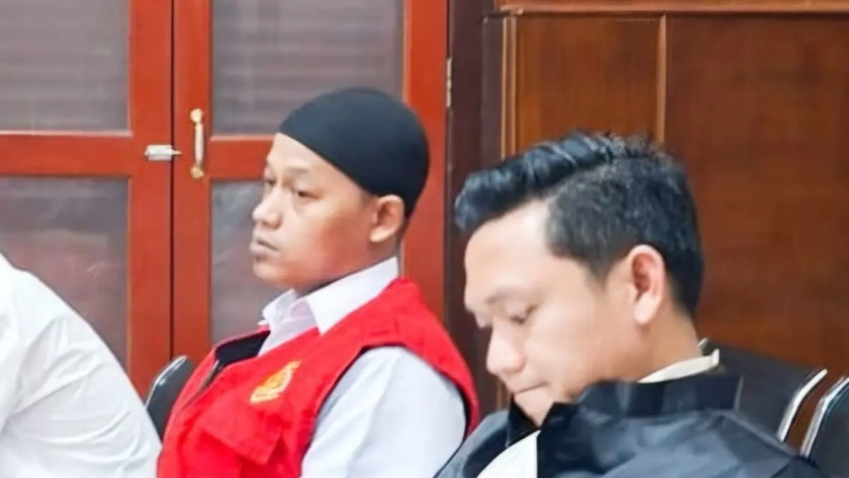 TANGGUNG JAWAB: Terdakwa Adi Purwoko, mantan Kepala Gudang ini ditangkap usai menjual produk kedaluwarsa ke pasaran.(IST/RADAR SURABAYA)