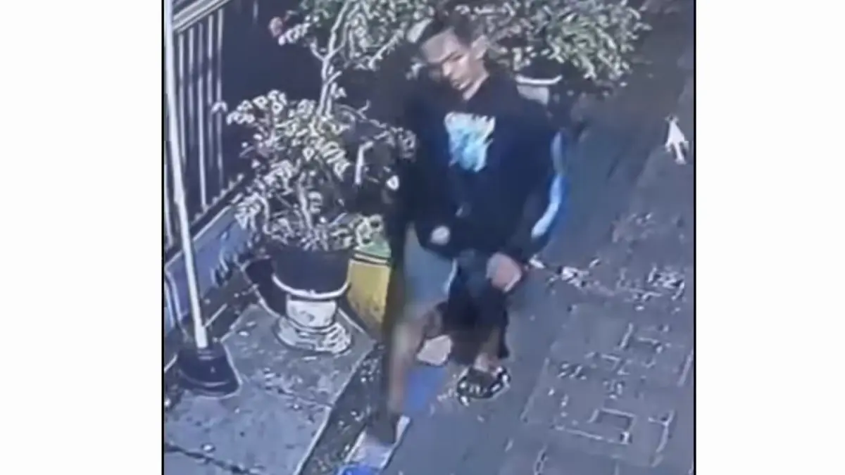TEREKAM: Pelaku curanmor terekam CCTV sesaat sebelum beraksi mencuri motor di Jalan Karang Menjangan, Surabaya. (IST/RADAR SURABAYA)