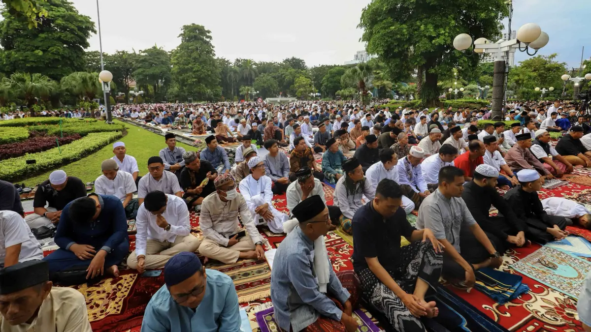 Warga mengikuti salag Iduladha di Balai Kota Surabaya, Rabu (27/5). (HUMAS PEMKOT SURABAYA)